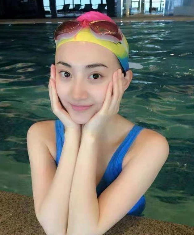 六位女明星泳装照片大不相同:尹涛大秀火辣身材,关晓彤特别保守