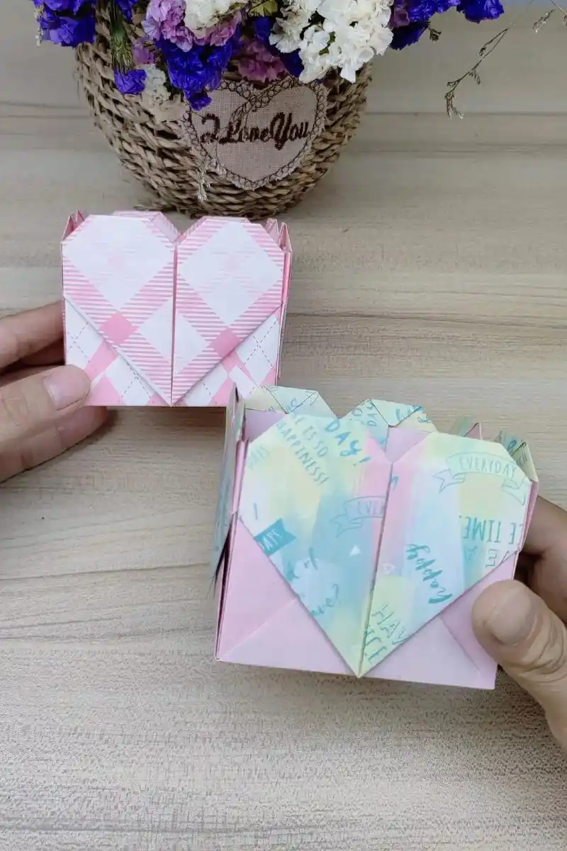 五张正方形纸简单组装就可以制作好看的收纳盒,还可以当做笔筒!