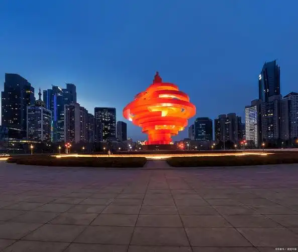 作为青岛的地标性景点,五四广场不仅是游客们的热门打卡地,也是摄影师