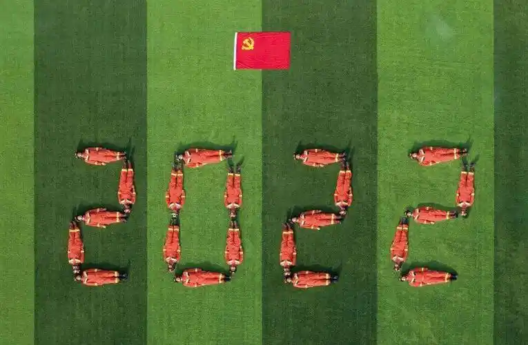 七一献礼今天我与党旗合个影向党表白