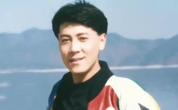 蔡国庆:两次情断异国恋后,娶亿万富婆为妻,儿子如今是他的骄傲