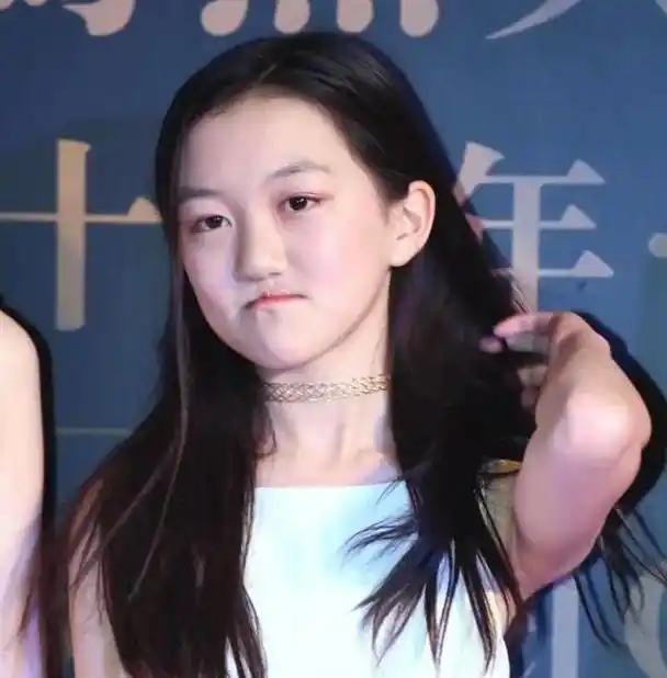 简直王菲二代!18岁李嫣,气场强,疤痕全消,近照好美