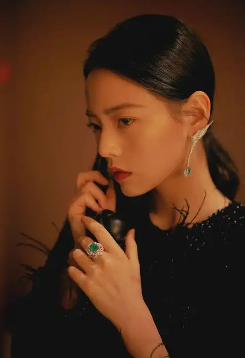 薇薇安流苏黑裙性感写真图片46