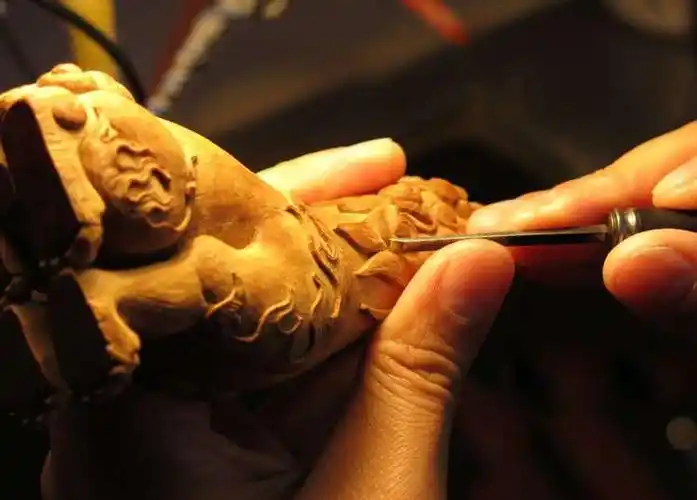 木雕过程朝天吼