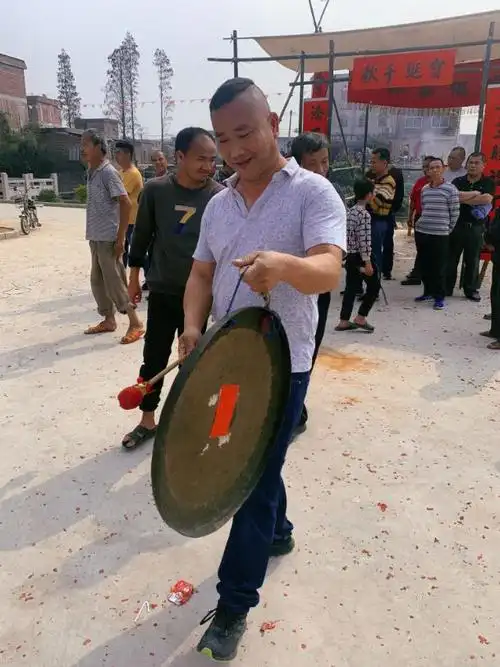 而负责敲锣的通常是村里的代表理事.