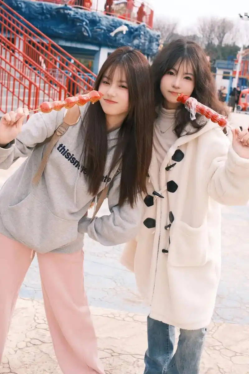 听说姿势越怪拍照越好看