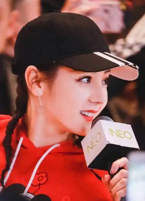 原创迪丽热巴身穿红色米奇卫衣出席活动满屏的青春气息扑面而来