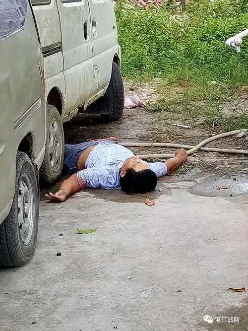 据称事故造成两人死亡,一人断腿,一人断头,现场十分惨烈.