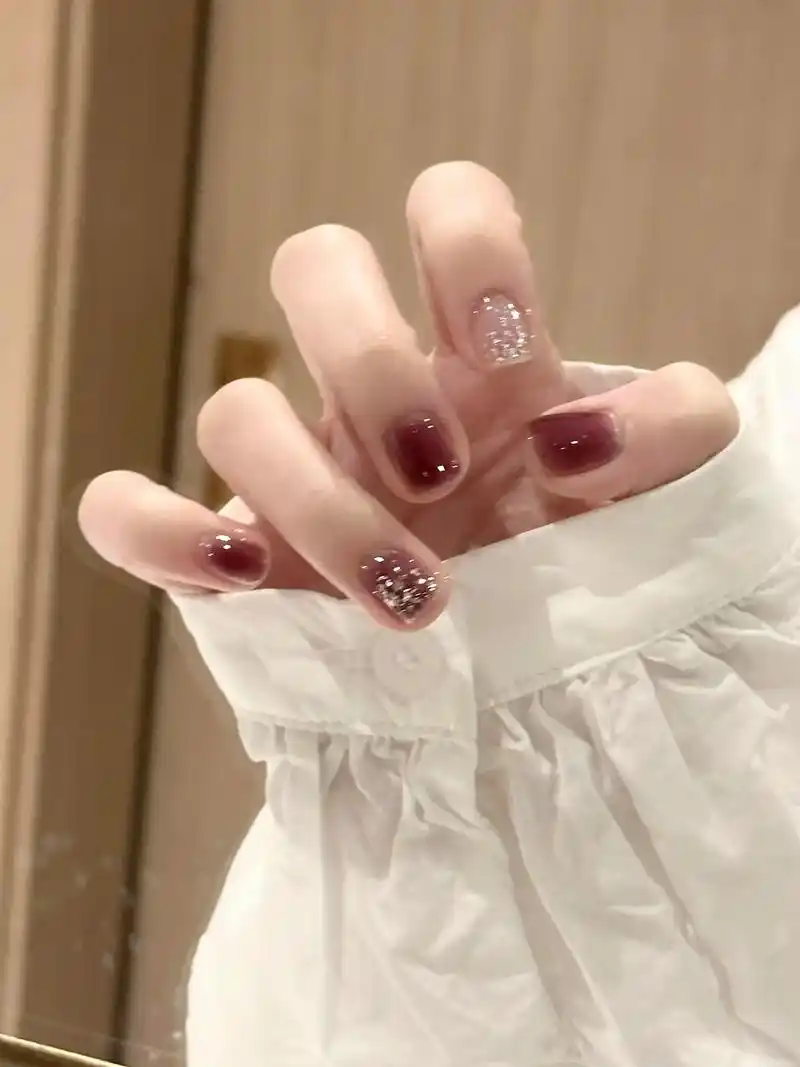 是夏天的葡萄紫色耶!#短指甲也可以这么美 #显白美甲 #女生 - 抖音