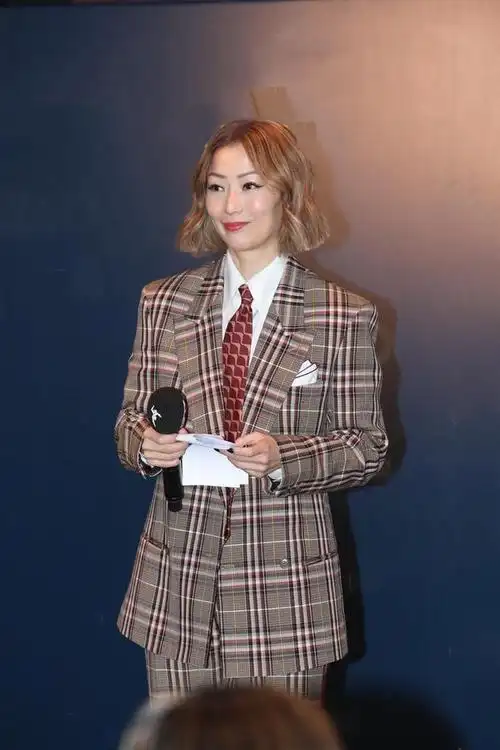 郑秀文48岁气质无敌!老土格纹西装也穿出高级感,摩卡短发好洋气