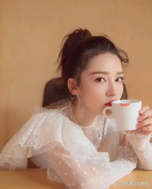 李沁的身材比例非常完美,身高166cm的她拥有蚂蚁腰,性感胸围和修长