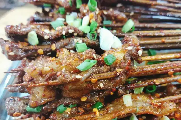 乐山人气超高的油炸串串5毛一串日销1万多串一开门就排起长队