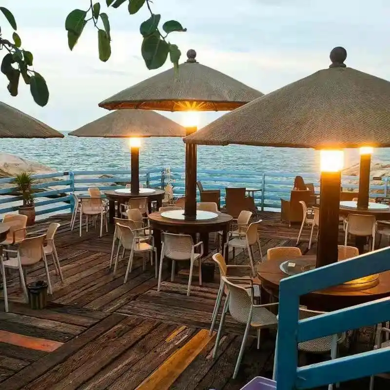 听海 日落印着橘色的海 	 挑个天气好的时候去真的超好看 很出片🉑