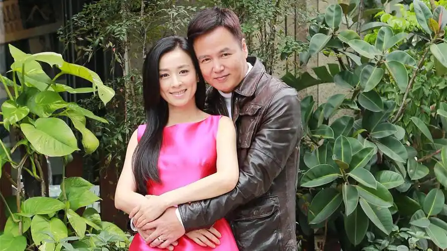 百亿夫妇张庭林瑞阳同框,男方面露痛苦难蹲下,张庭不受其影响?