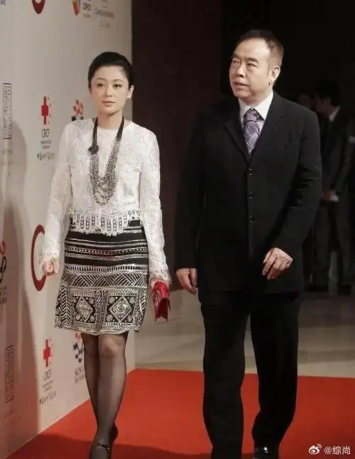 陈凯歌老婆陈红太洋气了,穿蕾丝衫 亮片裙美又飒,美出国际了!