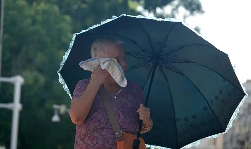 2022年7月23日,广东珠海,市民顶着烈日酷暑出行.视觉中国 图