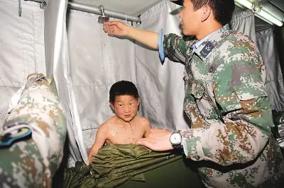 云南旱区小学生洗上热水澡