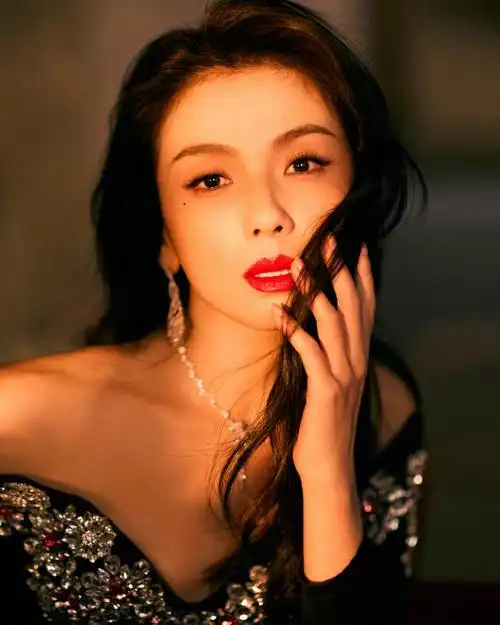 微博之夜##刘涛红丝绒泪痣妆##刘涛微博之夜彩排