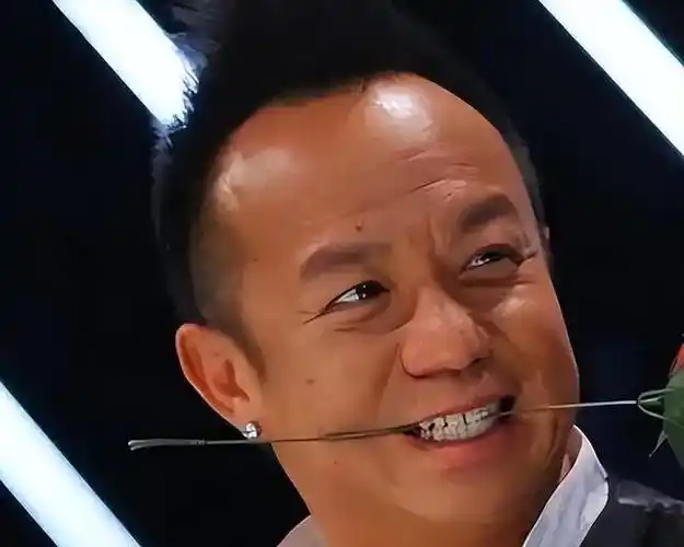 黄大炜是一名歌手,他有很多的代表作品,例如:爱让每个人都心碎,你把我