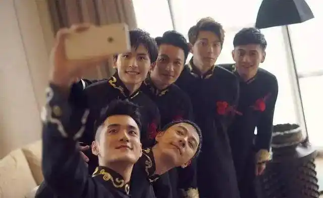 陈小春伴郎团西装配短裤,伴郎们所穿的衣服都不太一样!
