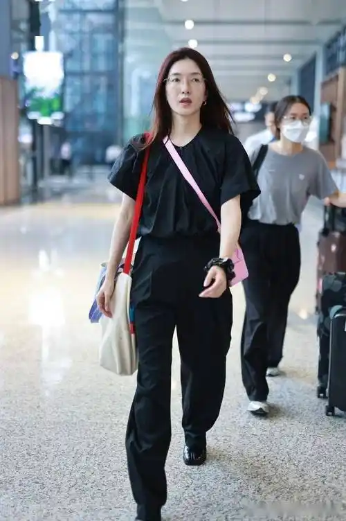 街拍:江疏影一身黑色短袖上衣 黑裤子 粉色斜挎包轻松低调_上海_机场