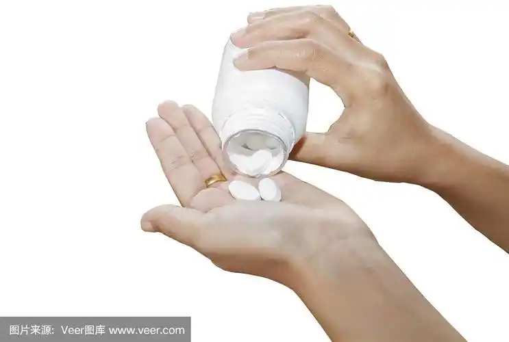 医生的手拿着许多药丸和药片和药物