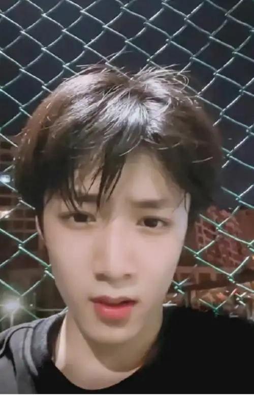 刘耀文素颜湿发随拍,湿发我可就太喜欢了, 素颜好好看