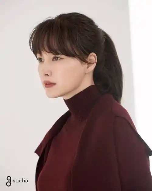 元斌妻子李娜英最新宣传照 大长腿造型利落干练_品牌