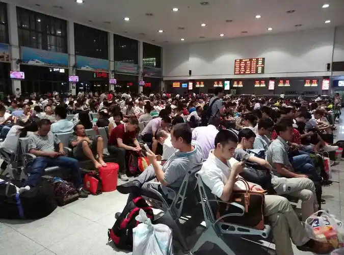 手机人生 br /> 长沙火车站,候车室,人们等车的间隙,手机成了零碎时间