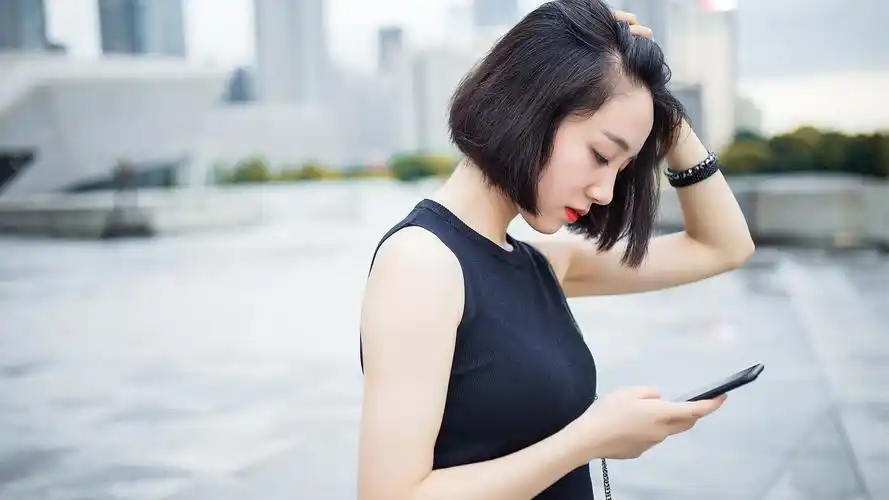 清新短发美女街拍高清桌面壁纸