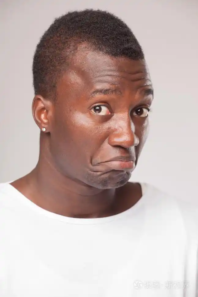 关闭了灰色背景的非洲人的肖像照片-正版商用图片1hd847-摄图新视界