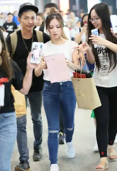 邓紫棋与男友穿情侣装现身 白t恤配牛仔裤装扮新潮(4)