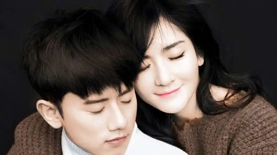 张杰谢娜上街牵手的方式太甜了,完全把老婆宠成了小公主!