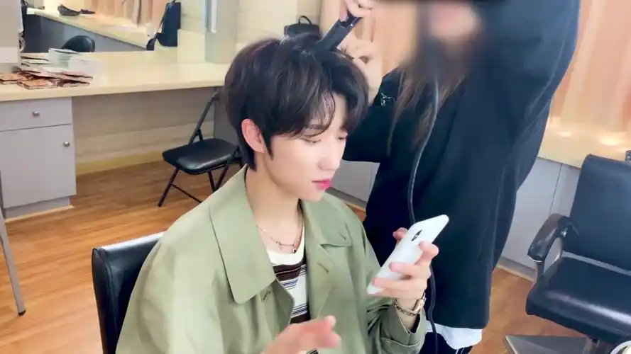 【the8徐明浩】小八快本后台大揭秘 待机室练快板_哔哩哔哩_bilibili