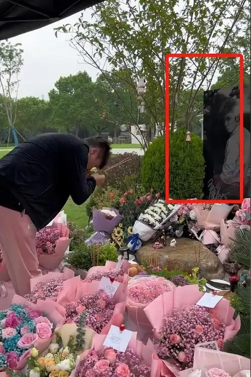 陈乔恩夫妇去墓地悼念乔任梁与乔母拥抱热聊一身黑衣虔诚上香