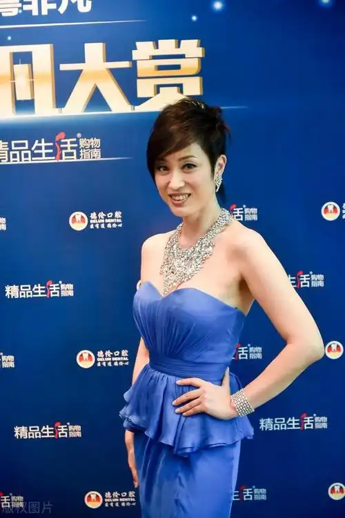 "短发女神"陈法蓉,抹胸裙配小外套复古雅致,立体身材很吸睛