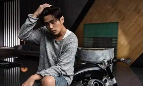 周杰伦的新歌mv造型,中分侧颜简直帅爆,网友:p图师真是辛苦!