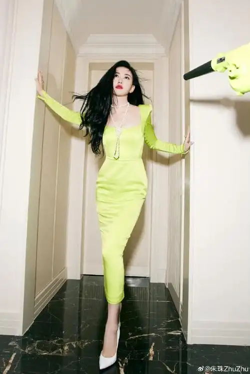 朱珠荧光绿长裙