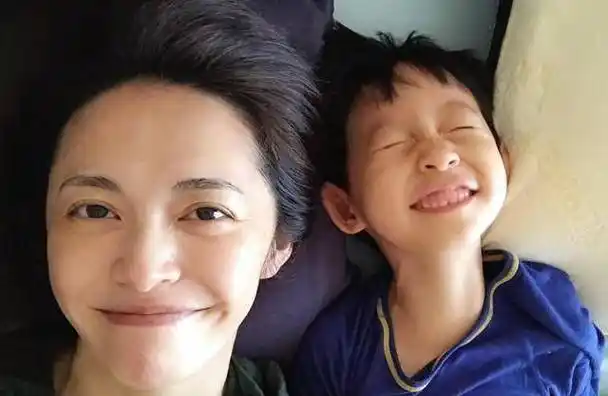 有种"笑容"叫姚晨女儿,以为会遗传大嘴,不料孩子颜值是个惊喜_父母
