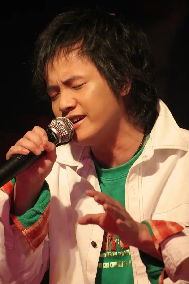 在华语乐坛中,有一位备受瞩目的歌手,他就是郑源.