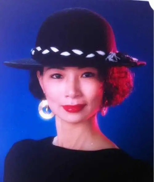 霍尊晒照庆贺母亲六十六大寿,仲小萍与前夫现妻罕见同框如好友!