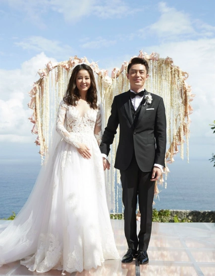 林心如霍建华罕见同框紧挨一起十分甜蜜情侣装大秀恩爱