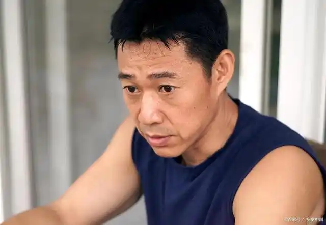 张丰毅豪宅健身引热议,65岁"老戏骨"的一份洒脱与自信