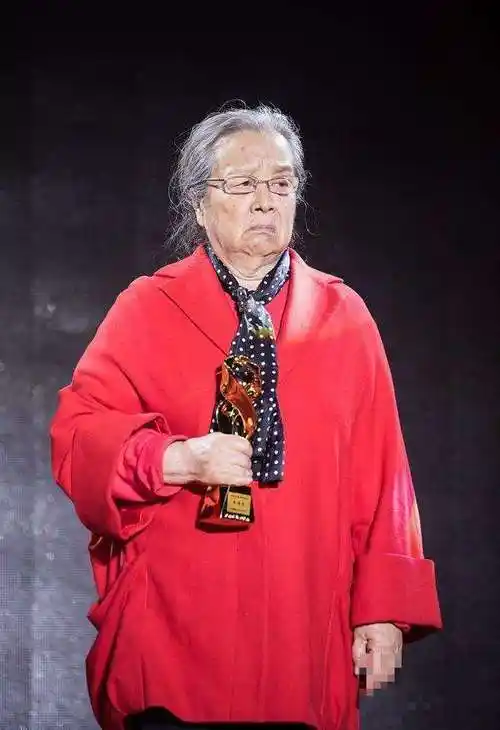 容嬷嬷也是大美女!粉丝晒李明启旧照超美,害羞夺过自己偷偷欣赏