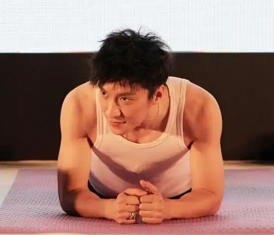 乔任梁平板支撑秀身材 与巫迪文男男吻