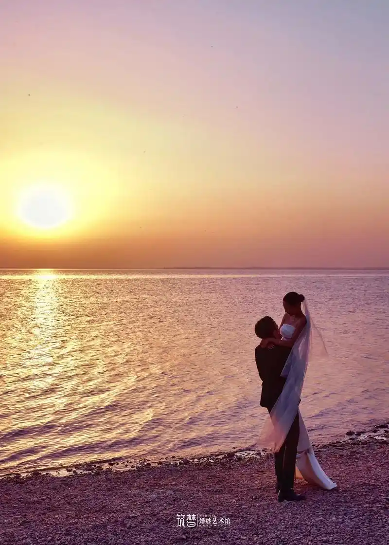 电影感海景夕阳婚纱照.爱在日落黄昏时 ,海风轻拂着橘色黄昏的 - 抖音
