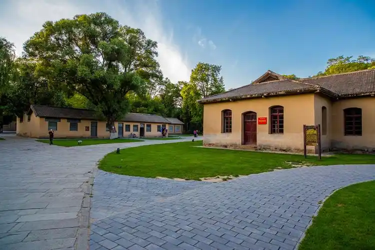 枣园生长着种类繁多的花草树木,四季的风光又各有特色,景致十分迷人.