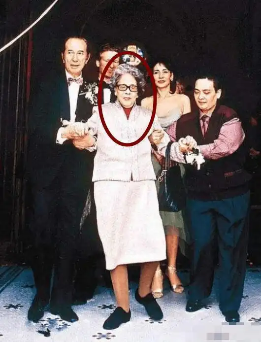 原创赌王大房80岁去世,4个孩子死了2个,可怜身世引网友热议