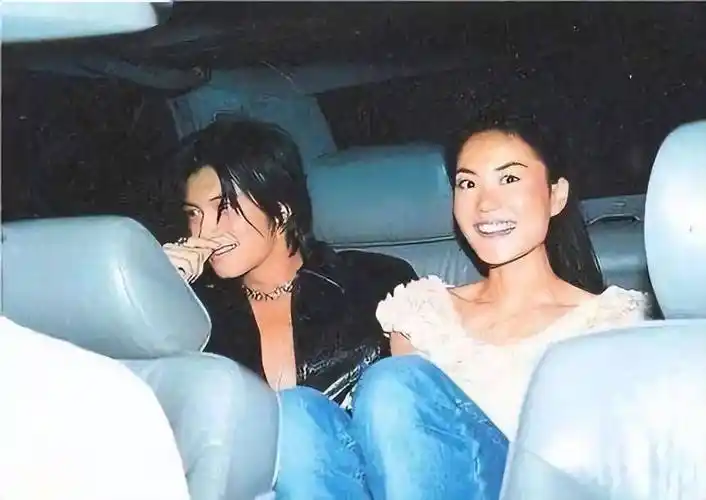 在大众眼中,谢霆锋与王菲才是天作之合,而张柏芝就像横在两人之间的