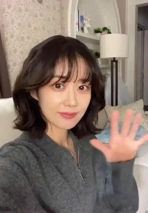 42岁张娜拉晒自拍视频:波浪卷发笑容甜美,童颜依旧像二八少女!